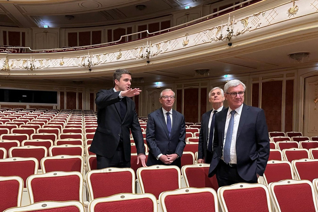 Intendant Matthias Schulz von der Staatsoper Unter den Linden erläutert LH Wilfried Haslauer, Botschafter Michael Linhart und Bgm. Harald Preuner „sein“ Haus.